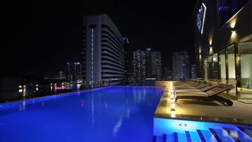 Kolam renang rooftop