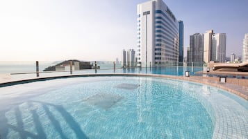 Piscina externa, funciona das 8h às 22h, barracas, guarda-sóis