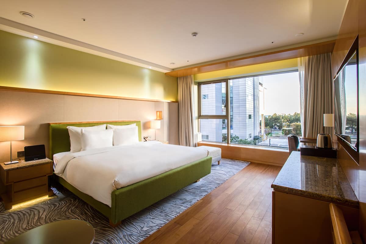 2.Deluxe King Room | Premium bedding, in-room safe, blackout drapes, soundproofing