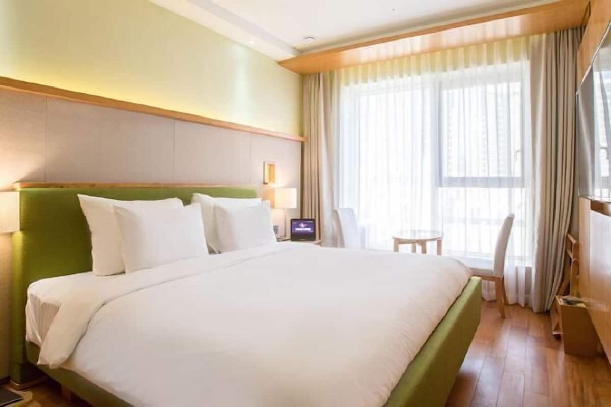 Premium bedding, in-room safe, blackout drapes, soundproofing