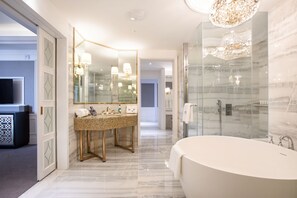 6.Suite | Salle de bain | Articles de toilette gratuits, sĂšche-cheveux, peignoirs, chaussons
