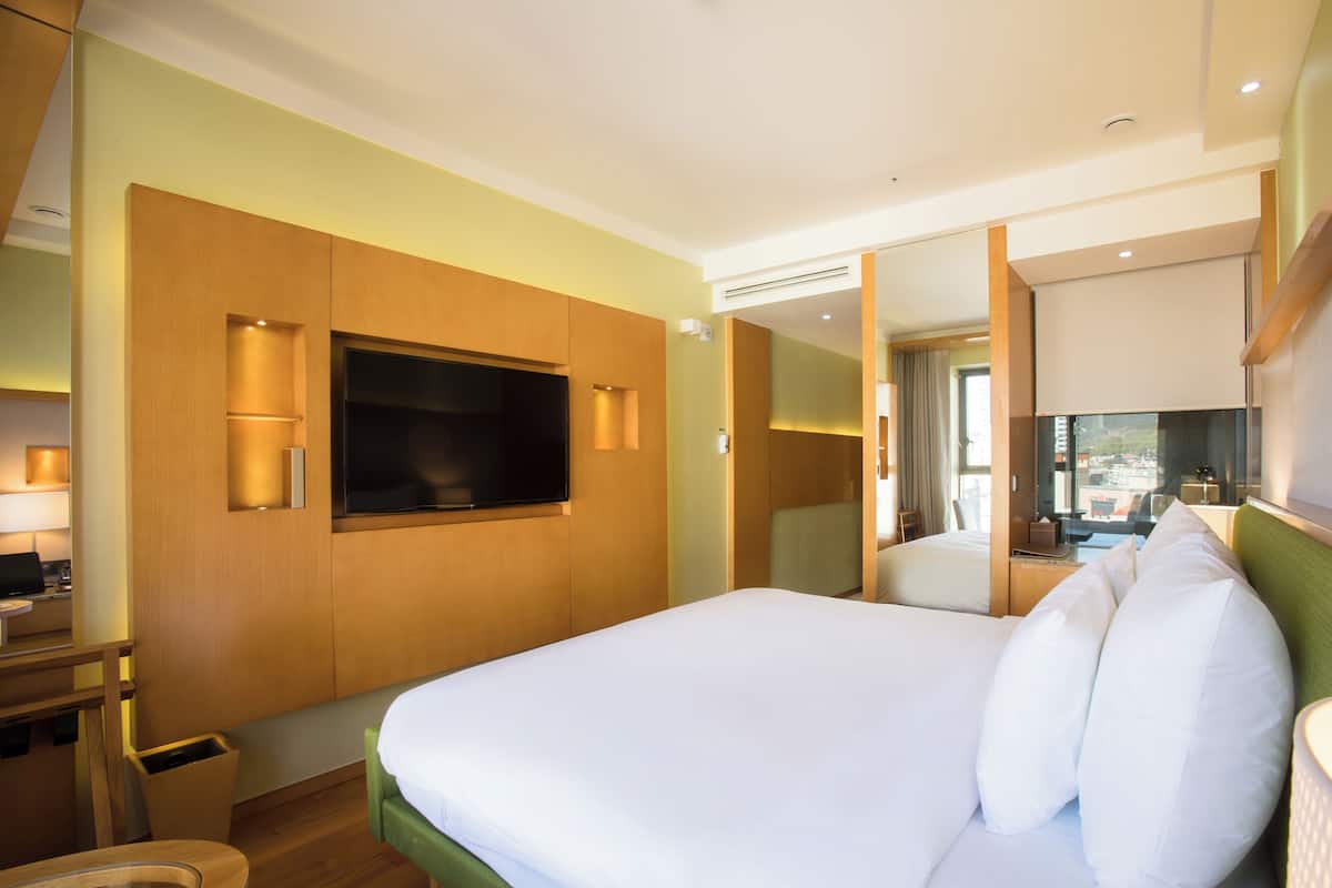 Premium bedding, in-room safe, blackout drapes, soundproofing