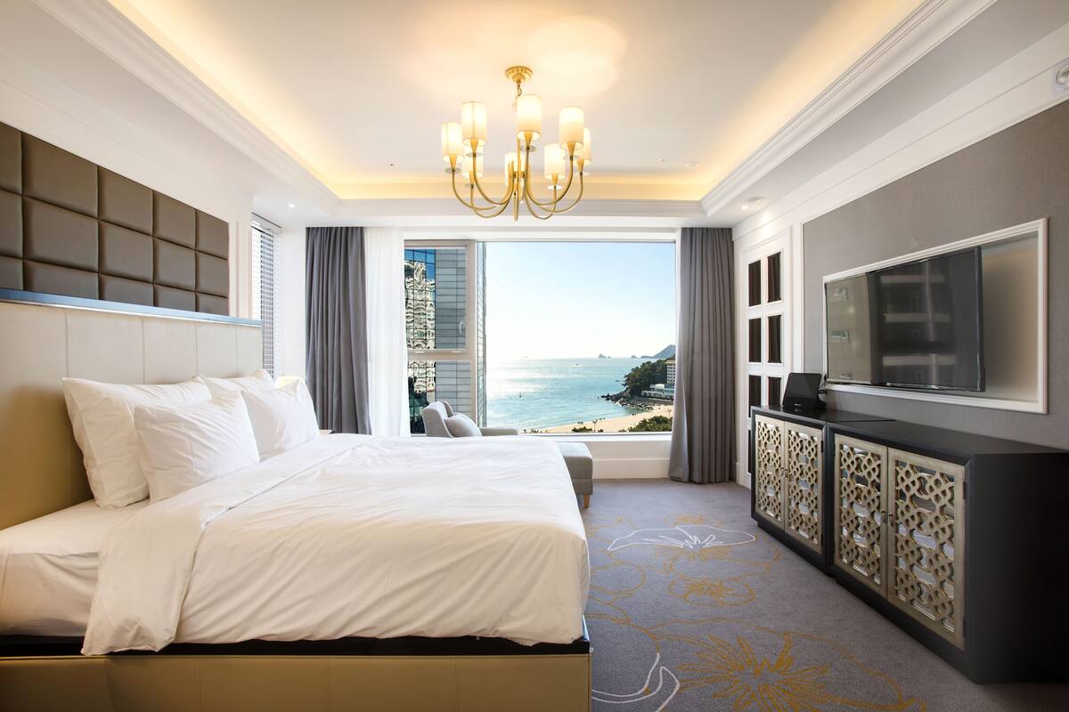 6.suite | premium bedding, in-room safe, blackout curtains, soundproofing