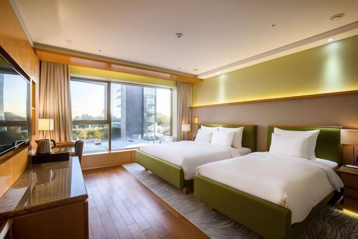 Premium bedding, in-room safe, blackout curtains, soundproofing