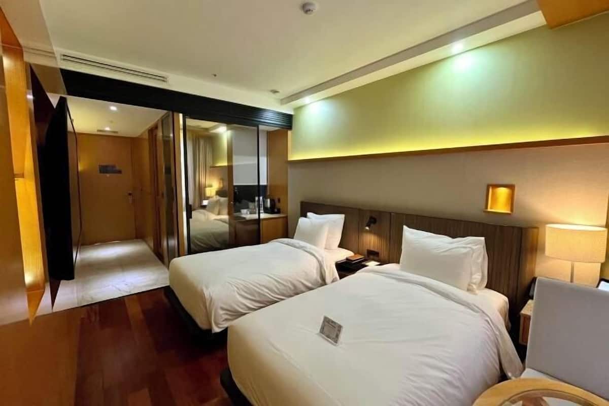 Premium bedding, in-room safe, blackout drapes, soundproofing