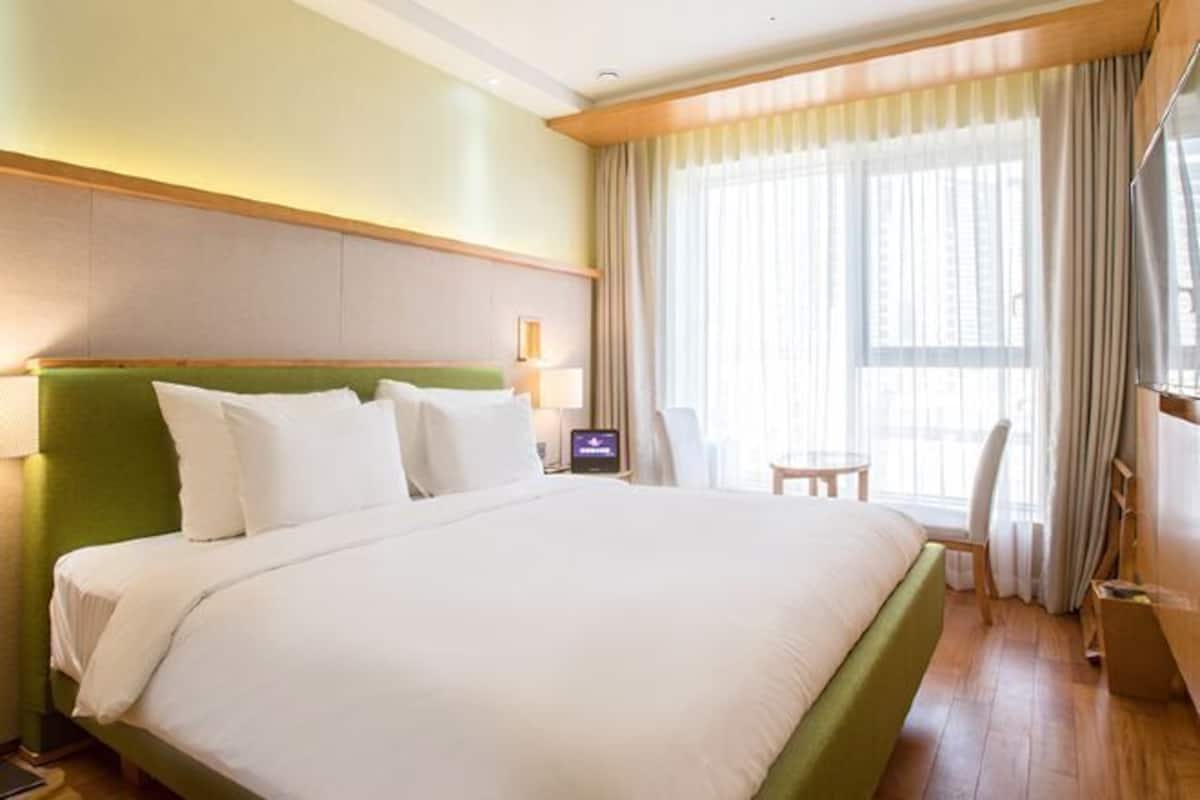 Premium bedding, in-room safe, blackout drapes, soundproofing