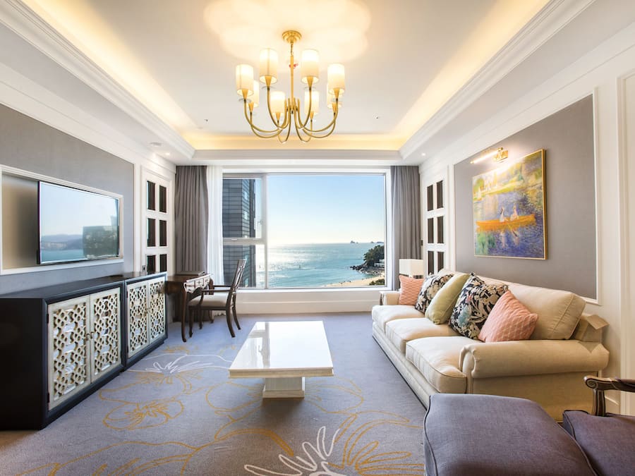 6.Suite | Peralatan tempat tidur premium, peti besi dalam bilik