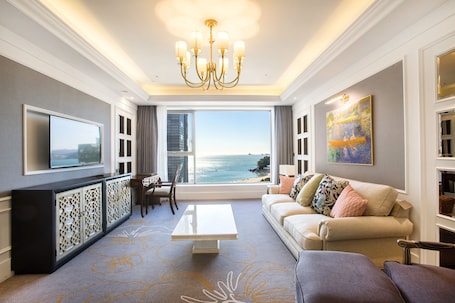 6.Suite | Premium bedding, in-room safe, blackout drapes, soundproofing. Baymond Hotel
