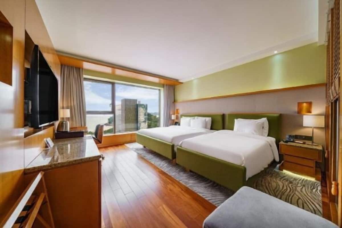 Premium bedding, in-room safe, blackout drapes, soundproofing