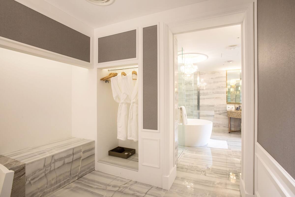 6.suite | premium bedding, in-room safe, blackout curtains, soundproofing