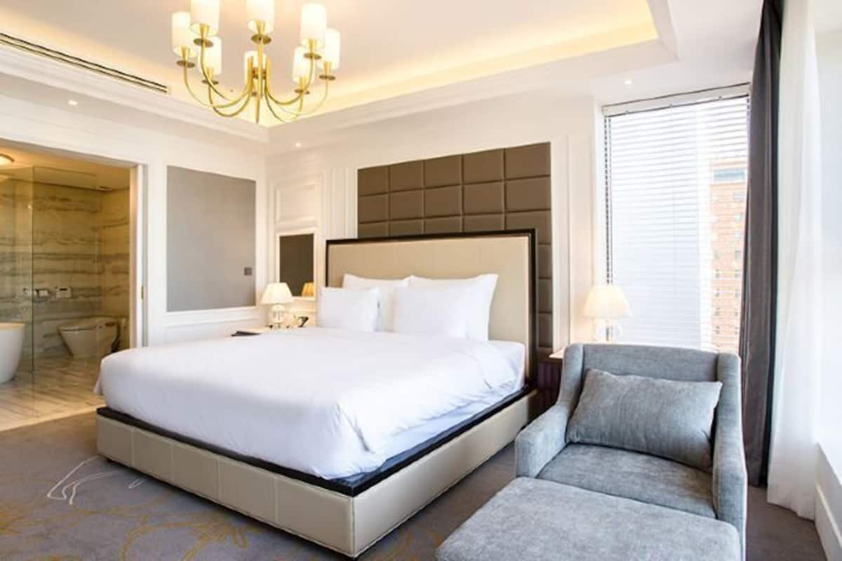 Premium bedding, in-room safe, blackout drapes, soundproofing
