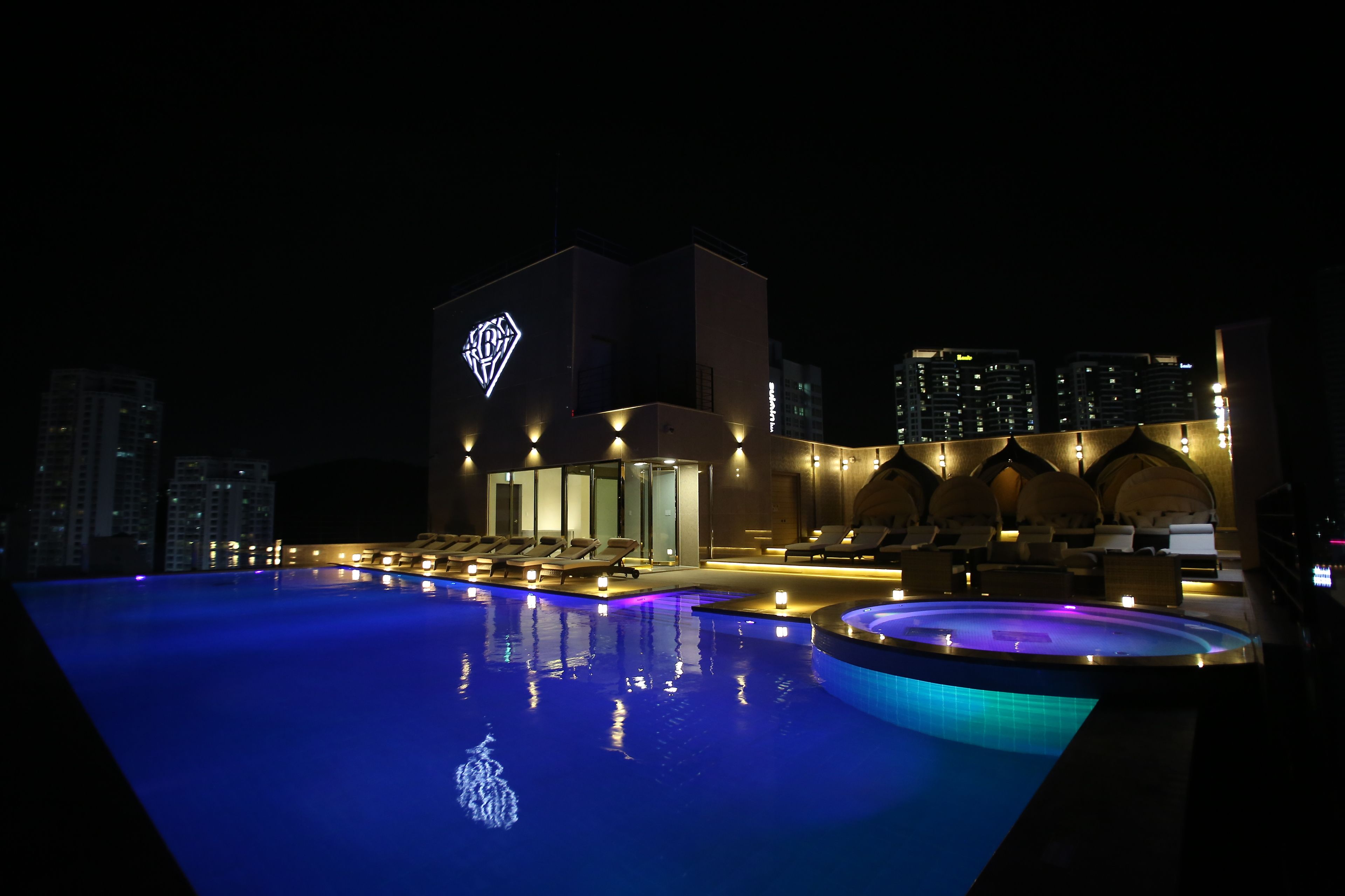 outdoor pool, open 8:00 am to 10:00 pm, pool cabanas (surcharge)