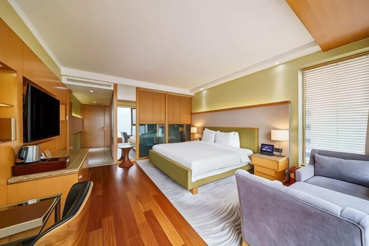 Premium bedding, in-room safe, blackout curtains, soundproofing