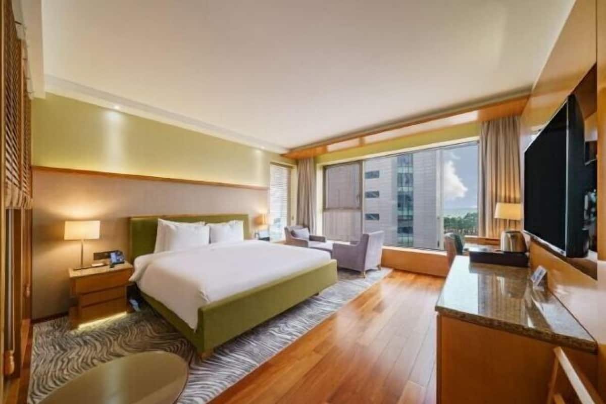 Premium bedding, in-room safe, blackout drapes, soundproofing