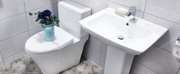 Kahden hengen standard-huone (kaksi sänkyä) | Kylpyhuone | Suihku, ilmaiset hygieniatuotteet, hiustenkuivaaja, pyyhkeet