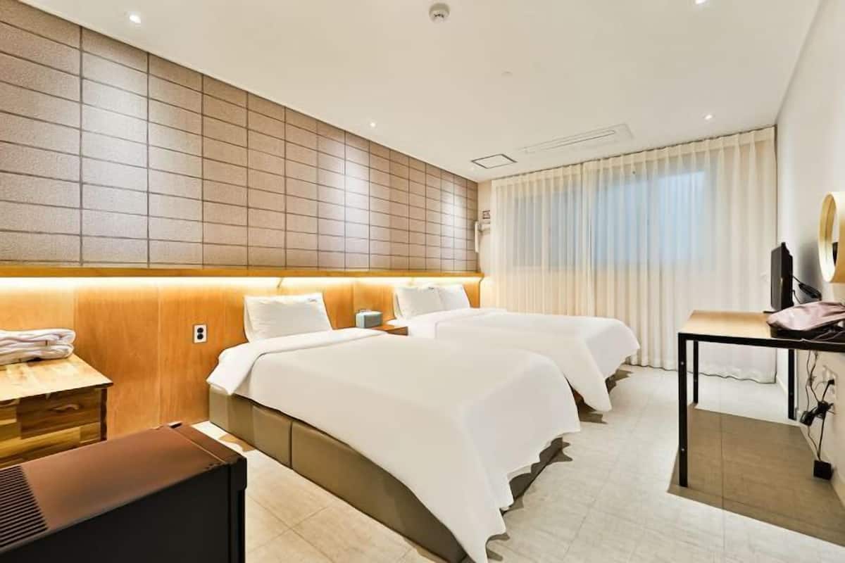 1 bedroom, blackout curtains, free WiFi, bed sheets