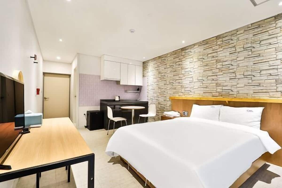 1 bedroom, blackout curtains, free WiFi, bed sheets