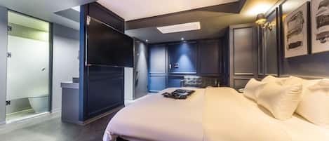 Deluxe Room (B) | Individually decorated, individually furnished, blackout drapes