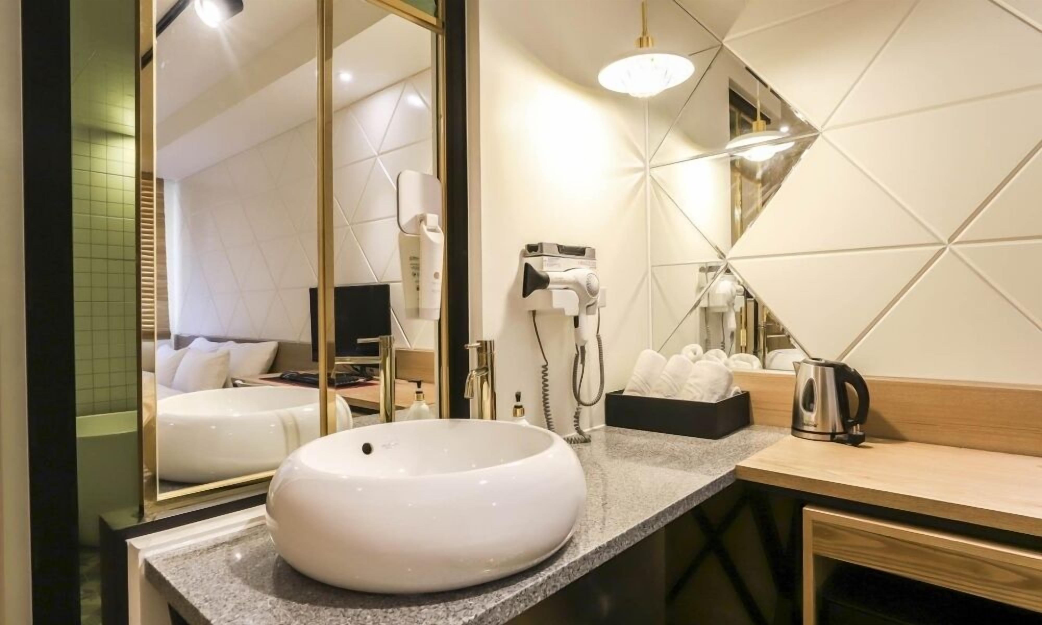 Deluxe Room (A) | Bathroom | Free toiletries, hair dryer, bathrobes, slippers