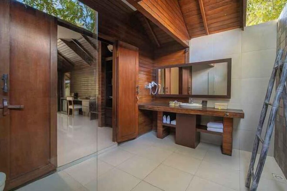 Bathroom | Shower, free toiletries, hair dryer, bidet