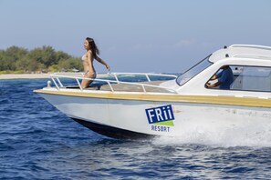 Un bote con el texto "FRIII RESORT" en su lateral, indicando que es un barco de resort.