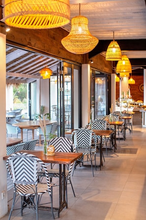 Melayani sarapan, makan siang, makan malam; dengan pemandangan pantai