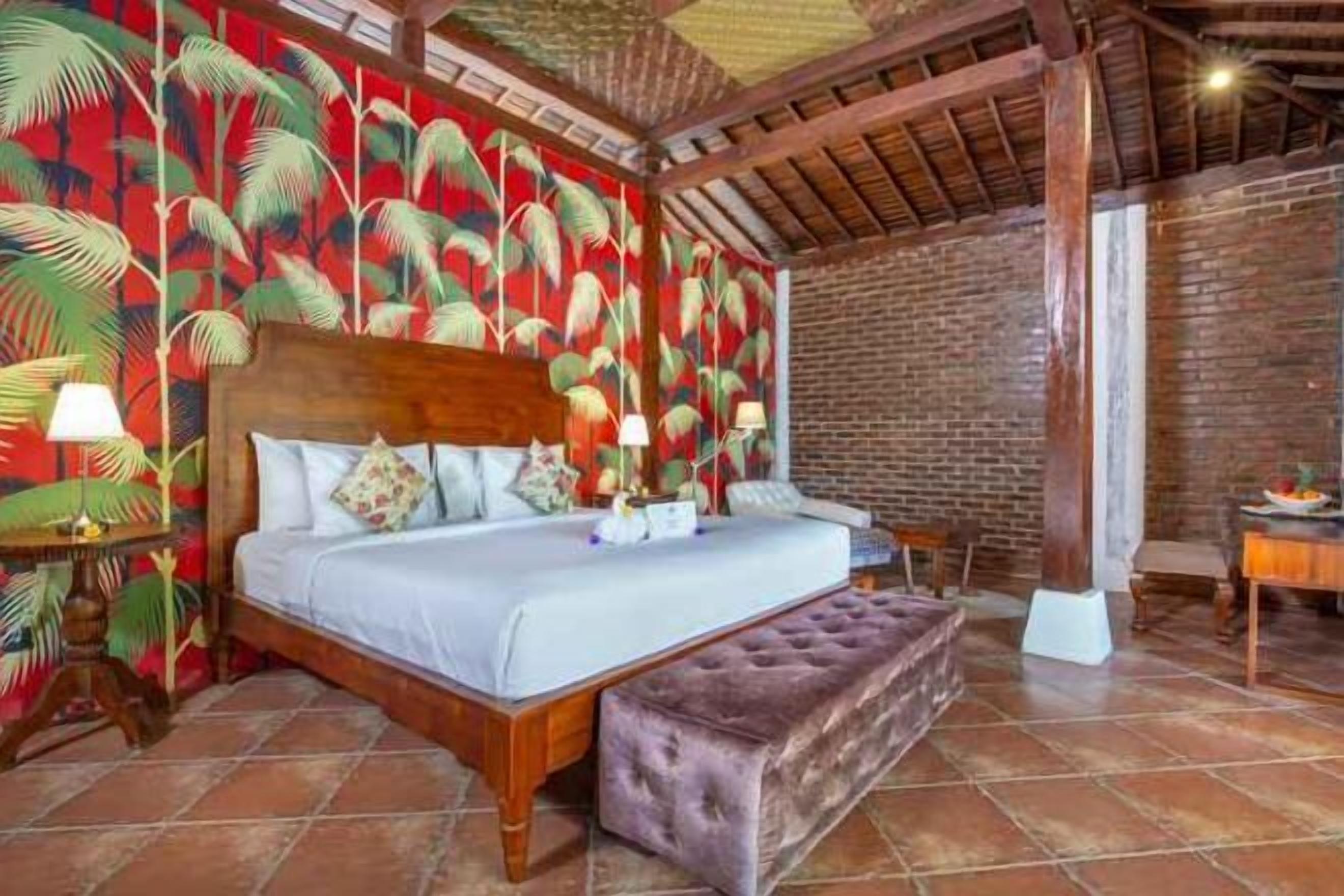 Premium bedding, iron/ironing board, free WiFi, bed sheets