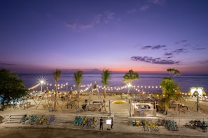 Bagian depan properti - sore/malam