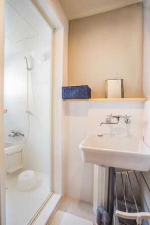 Habitación (Life House 401) | Baño | Regadera, amenidades de baño gratuitas, secadora de cabello, pantuflas 