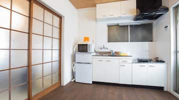 Life House 401 | Private kitchenette | Fridge, microwave, cookware/dishes/utensils