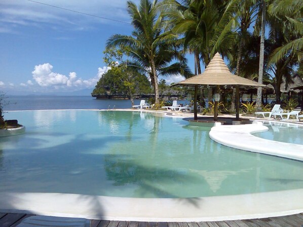 Infinity pool - Caluwayan Palm Island Resort (Marabut)