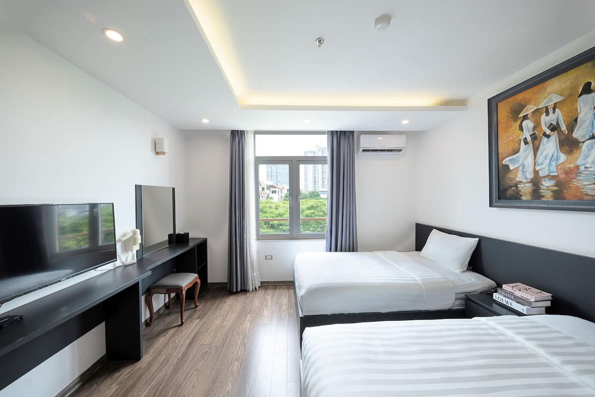 Deluxe Twin Room | Minibar, in-room safe, desk, laptop workspace