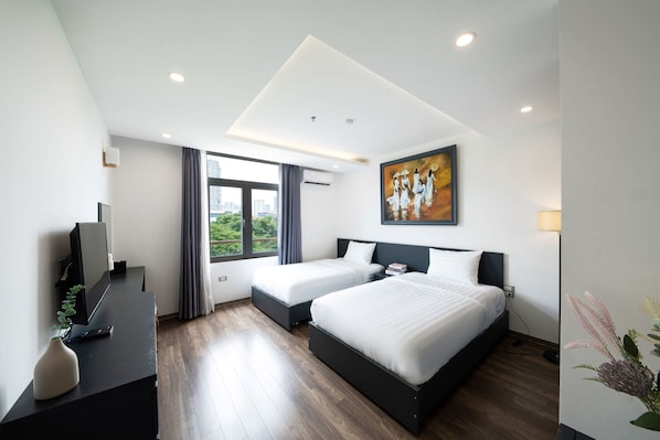 Camera Deluxe con 2 letti singoli | Minibar, una cassaforte in camera, una scrivania, postazione laptop