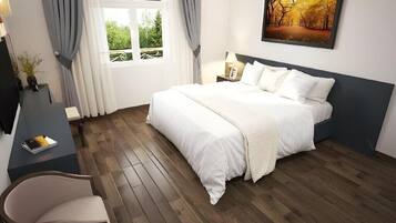 Quarto com cama grande, escrivaninha, cadeira e janela com cortinas.