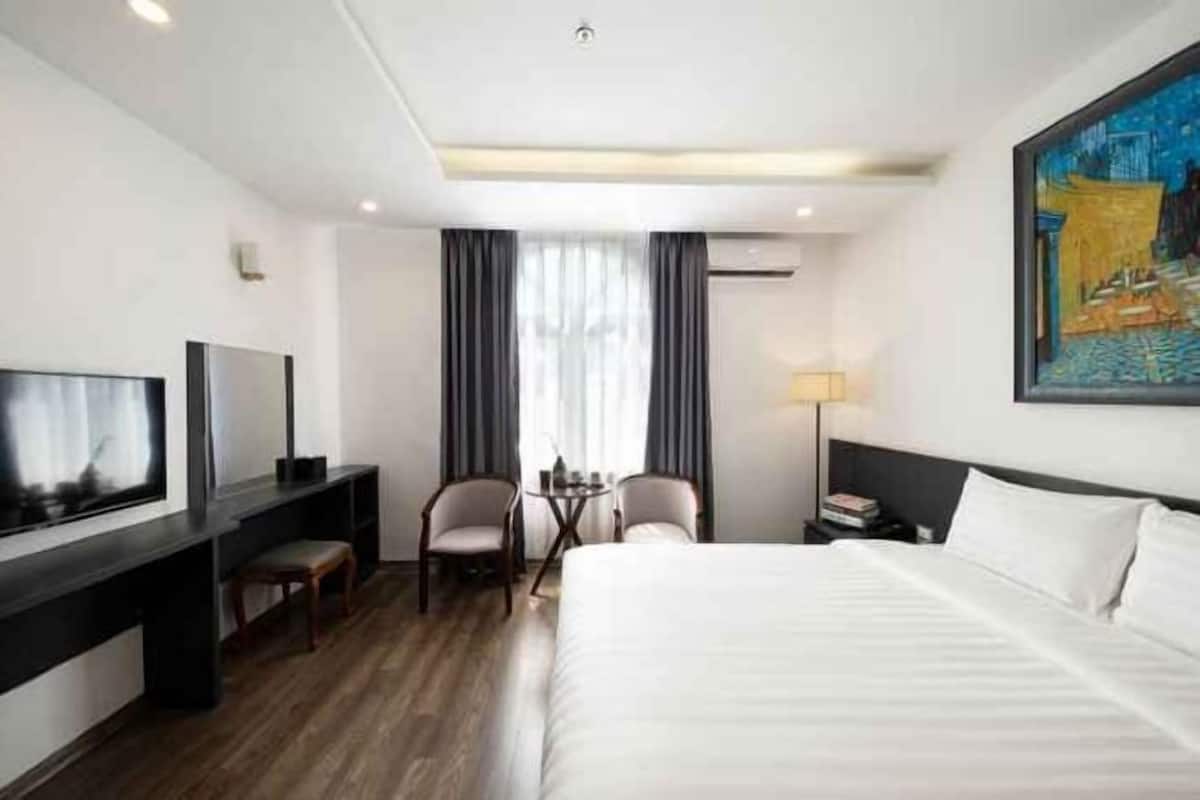 Frigobar, cofres nos quartos, escrivaninha