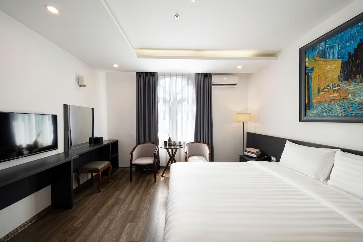 Deluxe Double Room | Minibar, in-room safe, desk, laptop workspace
