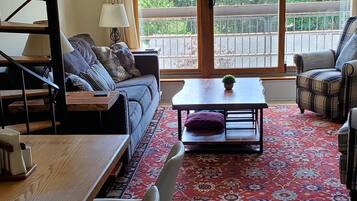 Smart-TV, Kamin, Bücher