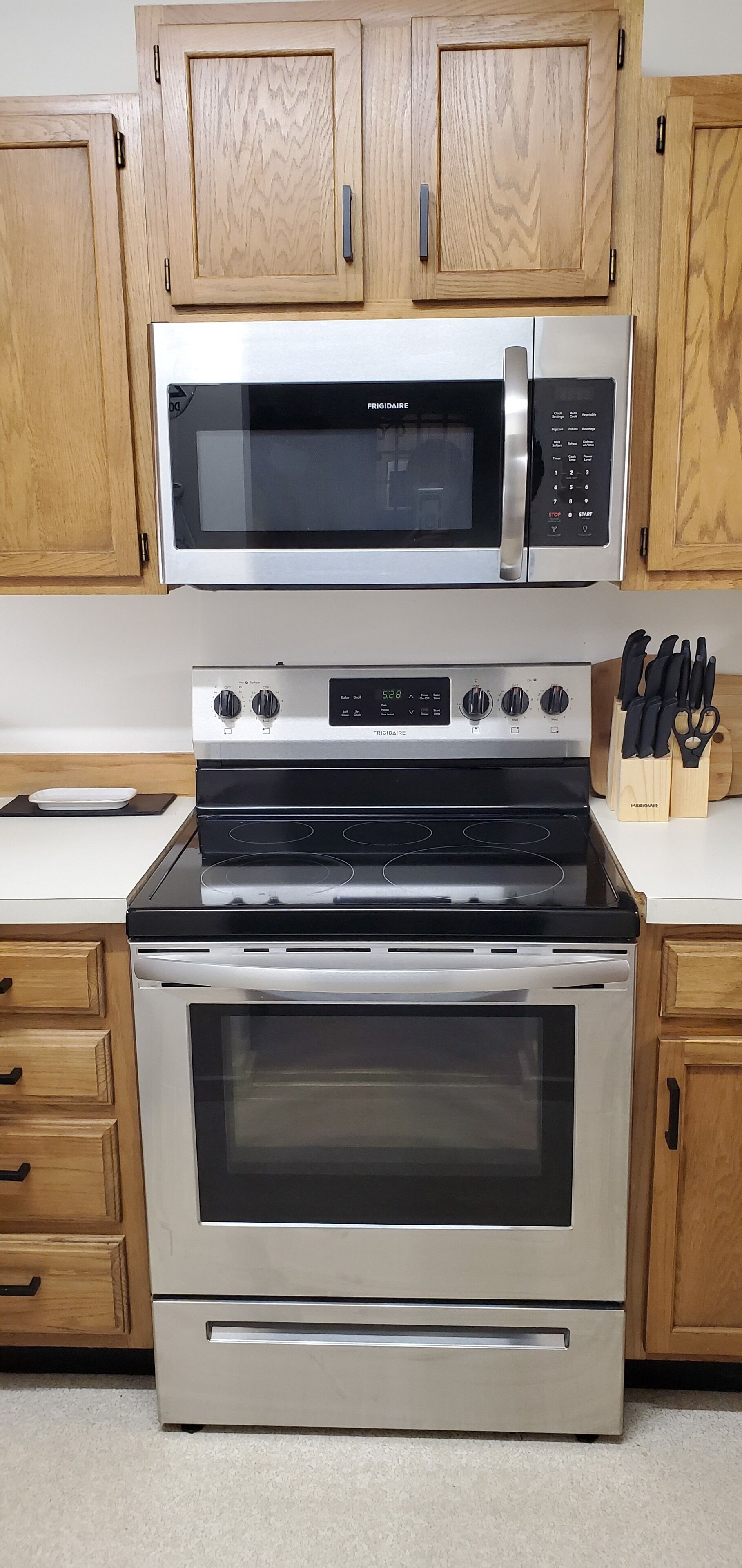 Kjøleskap, mikrobølgeovn, ovn og kokeplater