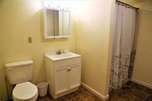 Kombination af bruser/badekar, hårtørrer, håndklæder, Sæbe