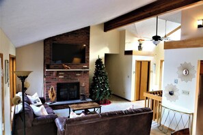 Smart TV, fireplace, video games, DVD player - LAKE FRONT HOME with breathtaking panoramic view. (Long Pond)