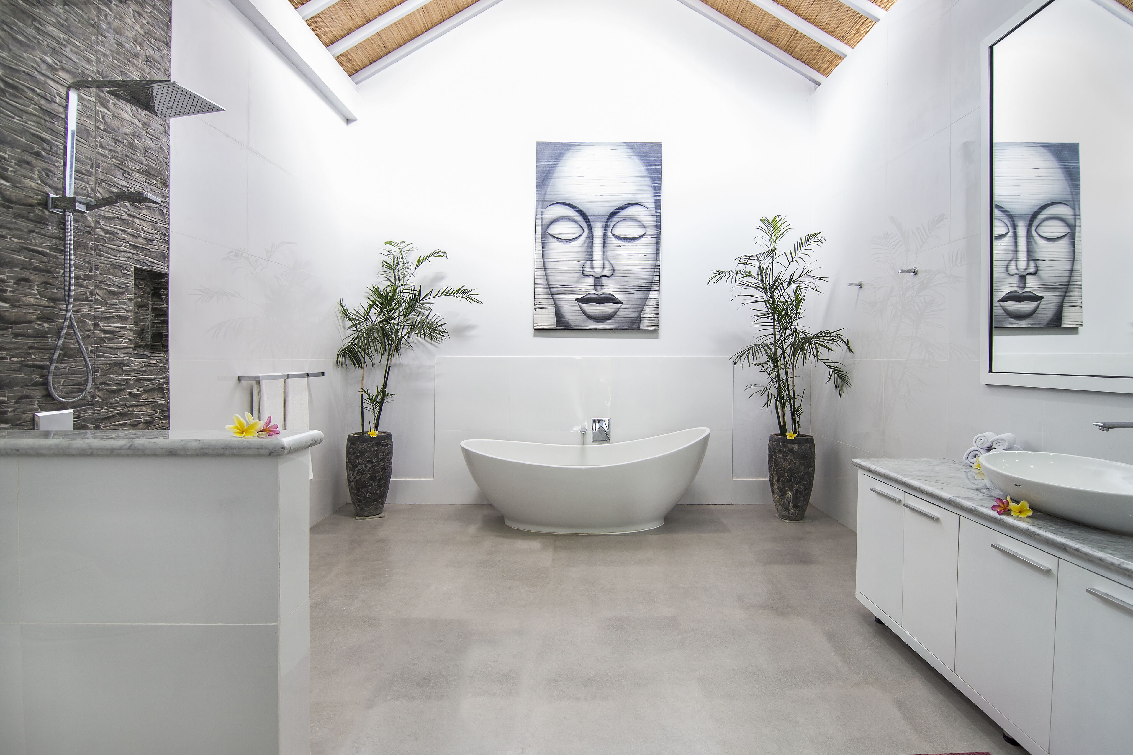 Een bad, een haardroger, handdoeken, zeep