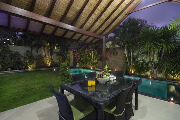 Outdoor dining - beautiful cozy villa (Seminyak)