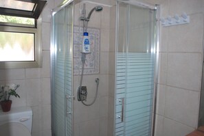 Handtücher, Shampoo, Toilettenpapier