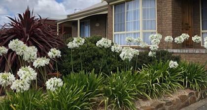 Cosy 3 bedroom house close to town