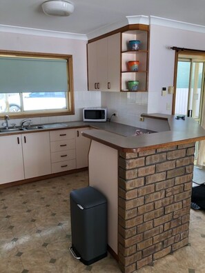 Fridge, microwave, oven, electric kettle - Cosy 3 bedroom house close to town (Port Lincoln)
