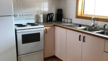 Réfrigérateur, micro-ondes, four, bouilloire électrique