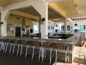 Bar (on property) - Shores N Sunsets, beautiful Pointe West Galveston Bay & Beaches (Galveston)