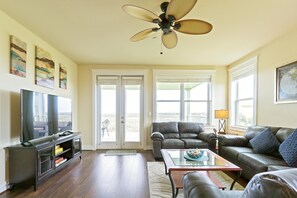 TV, video games, DVD player, table football - Shores N Sunsets, beautiful Pointe West Galveston Bay & Beaches (Galveston)