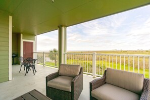 Terrace/patio - Shores N Sunsets, beautiful Pointe West Galveston Bay & Beaches (Galveston)