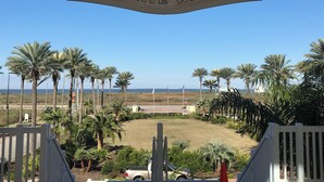 Señal del Beach Club en Pointe West, con palmeras y vista al océano.